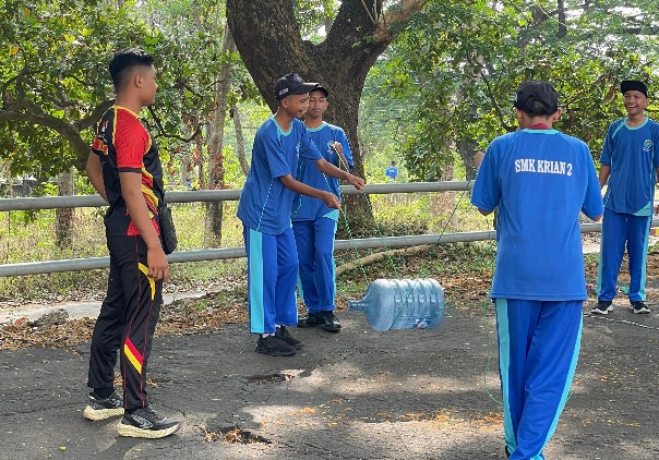 Bentuk Generasi Tangguh dan Disiplin, Siswa SMK Krian 2 Sidoarjo “Masuk Barak” Pusdik Brimob Watukosek