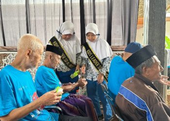 Kids Leader SD Al Muslim Sidoarjo Berbagi Kebahagian Bersama Lansia