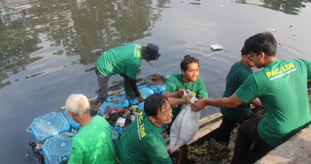 Sambut HUT ke-80 RI, LDII Jatim Gelar Kerja Bakti Massal di Bantaran Kali Tebu Kenjeran