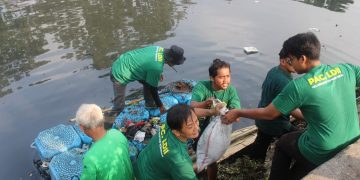 Sambut HUT ke-80 RI, LDII Jatim Gelar Kerja Bakti Massal di Bantaran Kali Tebu Kenjeran