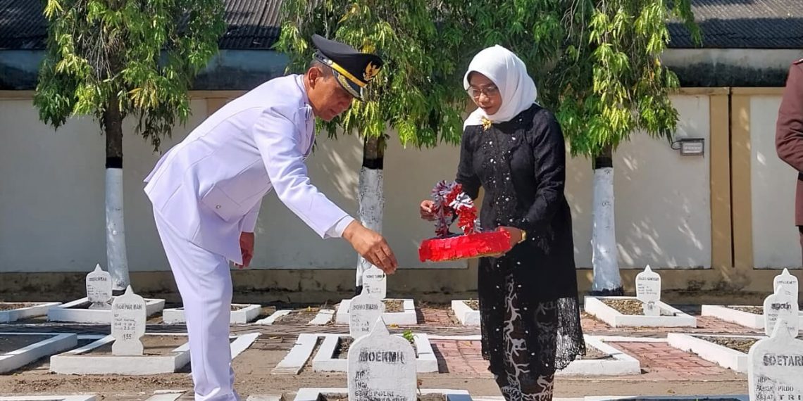 Rangkaian Peringatan HUT ke-80 RI, Bupati Bojonegoro Bersama Forkopimda Ziarah Makam Pahlawan
