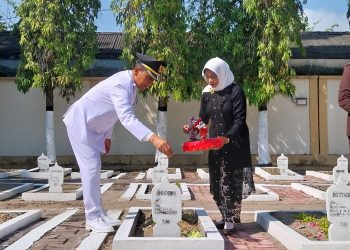 Rangkaian Peringatan HUT ke-80 RI, Bupati Bojonegoro Bersama Forkopimda Ziarah Makam Pahlawan