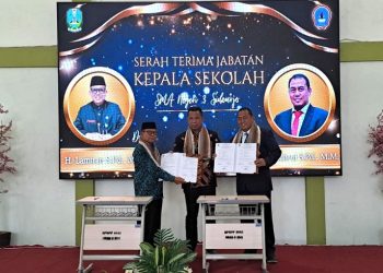 Lamiran, S.Pd M.Pd Berhasil Antarkan SMA Negeri 3 Sidoarjo Raih 252 Prestasi