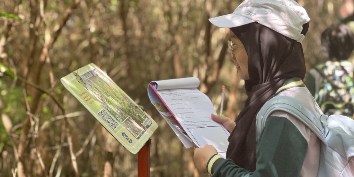 Belajar Ekosistem di Kebun Raya Mangrove Gunung Anyar