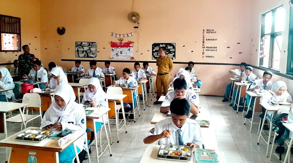 Siswa SMK Negeri 1 Sidoarjo Mengaku Senang Dapat Makan Bergizi Gratis