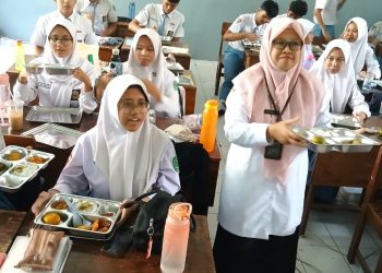 Siswa SMA Negeri 1 Waru Penuh Ceria Sambut MBG “Makanannya Enak……..”