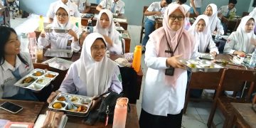 Siswa SMA Negeri 1 Waru Penuh Ceria Sambut MBG “Makanannya Enak……..”