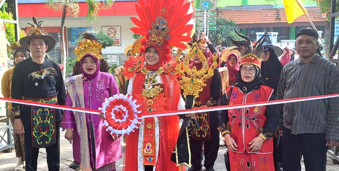 Kepala SMK Negeri 2 Buduran Pimpin Langsung Pawai ‘Unity In Diversity’