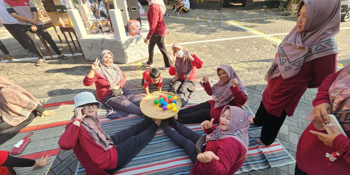 Serba-serbi Lomba Agustusan, Serunya Lomba Gol Tempeh Warga GKB Gresik