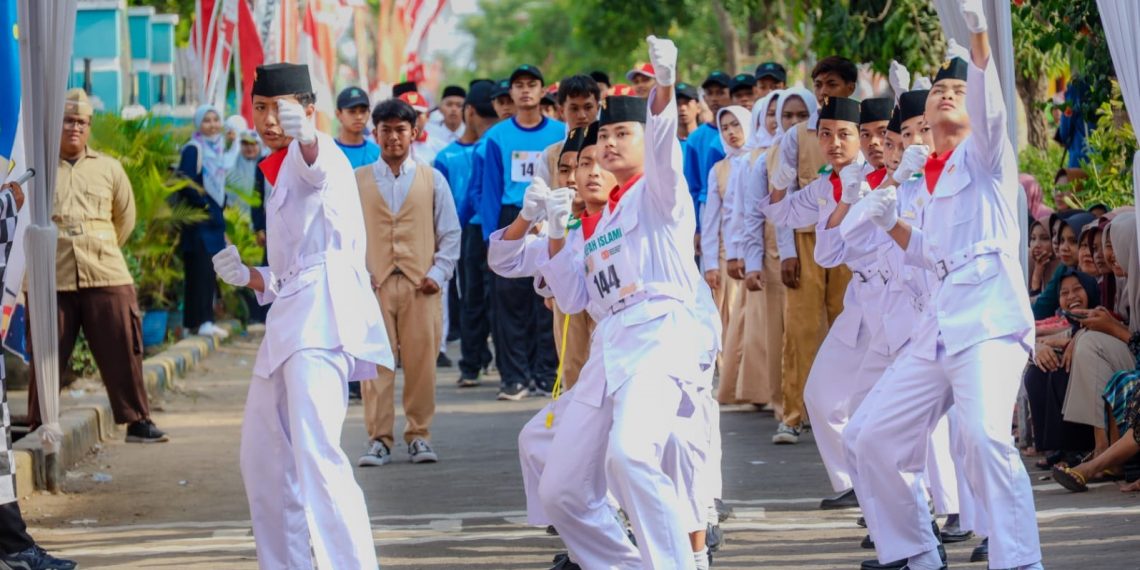 Meriahkan HUT ke-80 Kemerdekaan RI, Sekda Achmad Washil Lepas Peserta Gerak Jalan Wadeng – Sidayu