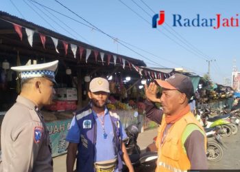 Lalu Lintas Ramai Lancar di Sekitar Pasar Blega, Polsek Terus Memantau