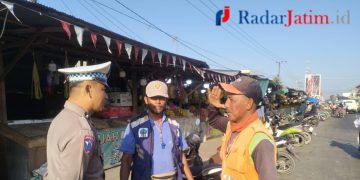 Lalu Lintas Ramai Lancar di Sekitar Pasar Blega, Polsek Terus Memantau