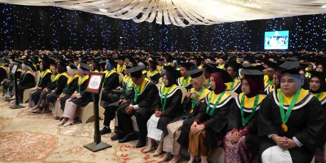 Wisudawan Unusa, Beraneka Usia dan Agama