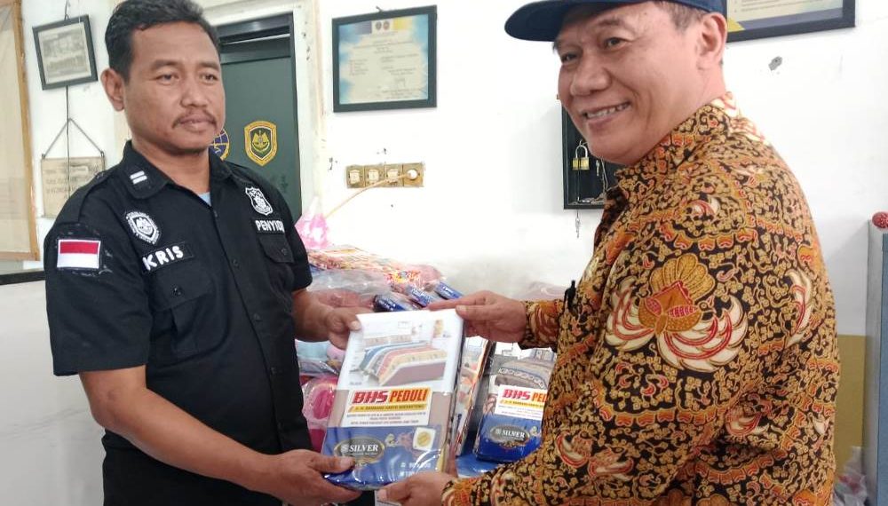 Bambang Haryo Dukung Kinerja Petugas Jembatan Timbang, Beri Bantuan Sarpas Mulai Kasur hingga TV