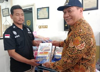 Bambang Haryo Dukung Kinerja Petugas Jembatan Timbang, Beri Bantuan Sarpas Mulai Kasur hingga TV