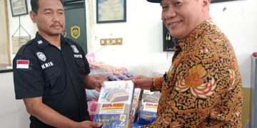 Bambang Haryo Dukung Kinerja Petugas Jembatan Timbang, Beri Bantuan Sarpas Mulai Kasur hingga TV