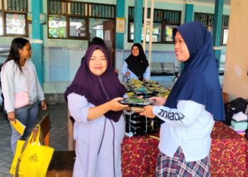 Orang Tua Siswa SDN Dukuh Tengah Rela Mengambilkan MBG ke Sekolah