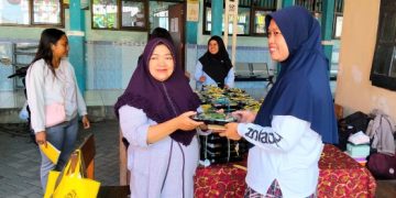 Orang Tua Siswa SDN Dukuh Tengah Rela Mengambilkan MBG ke Sekolah