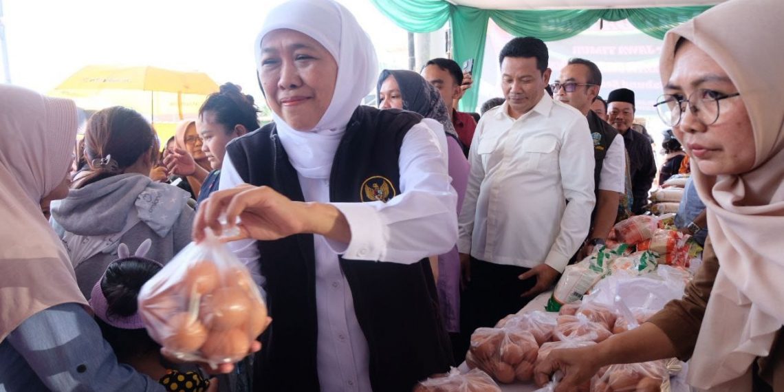 Gubernur dan Bupati Sidoarjo Tinjau Harga Penjualan di Pasar Murah