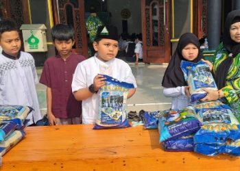 Peringati Maulid Nabi Muhammad SAW, SMP YPM 1 Taman Berbagi Sembako Pada Anak Yatim
