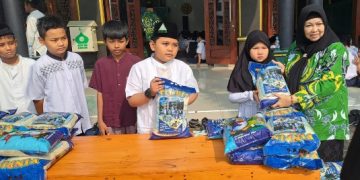 Peringati Maulid Nabi Muhammad SAW, SMP YPM 1 Taman Berbagi Sembako Pada Anak Yatim