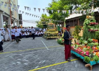 Ribuan Siswa SMK YPM 8 Sidoarjo Berebut Tumpeng Buah dan Sayuran