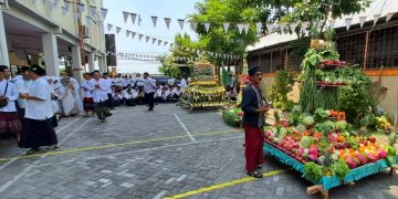 Ribuan Siswa SMK YPM 8 Sidoarjo Berebut Tumpeng Buah dan Sayuran