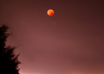 Berburu Bulan Merah Darah