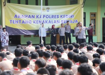 Kapolres Kediri Tanamkan Nilai Positif untuk Siswa SMK YP 17 Pare