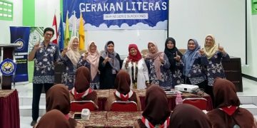 Siswa SMP Negeri 2 Sukodono Dilatih Menulis Buku Antologi