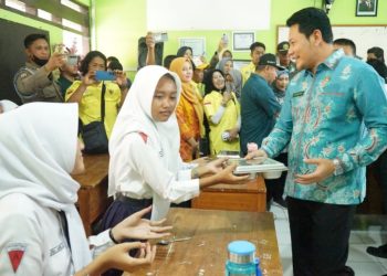 Bupati Subandi Tinjau Proses Pemberian MBG di SMP Negeri 1 Tarik
