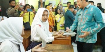 Bupati Subandi Tinjau Proses Pemberian MBG di SMP Negeri 1 Tarik