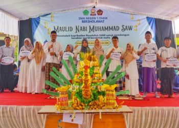 Siswa SMA Negeri 1 Tarik Bangun Karakter Mulia Meneladani Rasulullah SAW