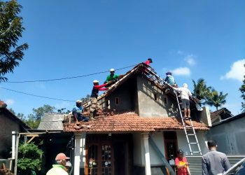 Puluhan Warga Gotong Royong Bersihkan Puing Genteng Hancur Bencana Puting Beliung di Besowo Kediri