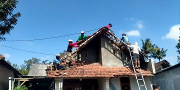Puluhan Warga Gotong Royong Bersihkan Puing Genteng Hancur Bencana Puting Beliung di Besowo Kediri