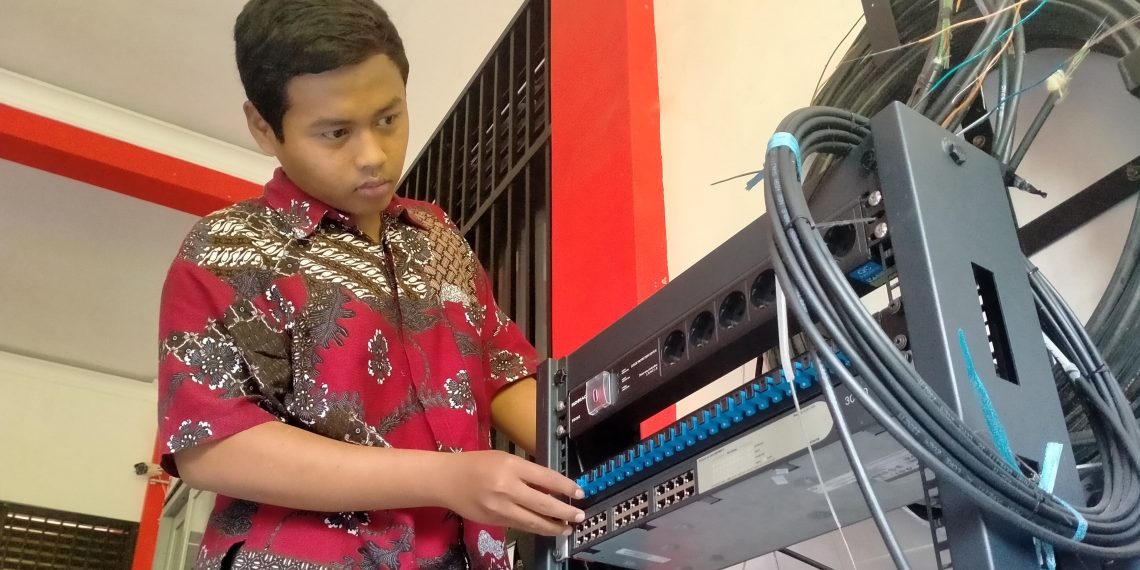 Uki Sholahudin, Sang Perakit Kabel SMK Islam Kunjang Ukir Prestasi di Kabupaten Kediri