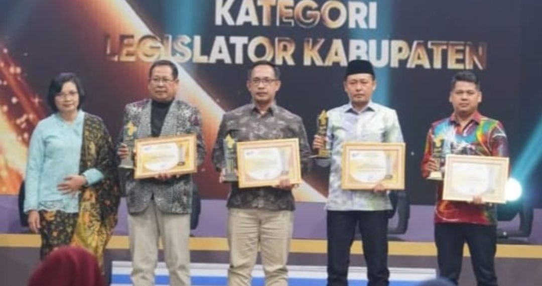 Ajang Legislatif Jatim Award 2025, Ketua DPRD Bojonegoro Abdullah Umar Raih Penghargaan
