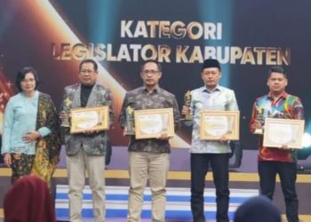 Ajang Legislatif Jatim Award 2025, Ketua DPRD Bojonegoro Abdullah Umar Raih Penghargaan
