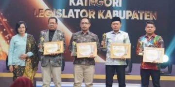 Ajang Legislatif Jatim Award 2025, Ketua DPRD Bojonegoro Abdullah Umar Raih Penghargaan