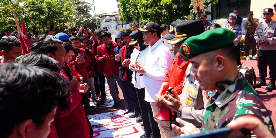 Aksi Demo Mahasiswa ‘Tuntut Kapolri Mundur’ Di Sidoarjo Berjalan Damai