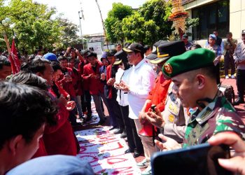 Aksi Demo Mahasiswa ‘Tuntut Kapolri Mundur’ Di Sidoarjo Berjalan Damai