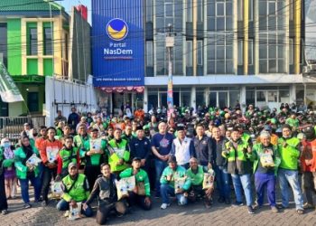 Selalu Dekat Dengan Rakyat, Partai NasDem Sidoarjo Bagikan Ratusan Paket Beras Kepada Pengemudi Ojol