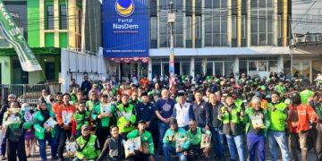 Selalu Dekat Dengan Rakyat, Partai NasDem Sidoarjo Bagikan Ratusan Paket Beras Kepada Pengemudi Ojol