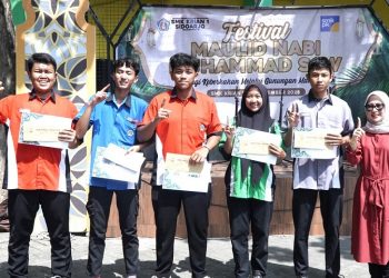 Siswa SMK Krian 1 Sidoarjo Antusias Ikuti Lomba Menghias Gunungan Buah dan Sayuran