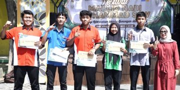 Siswa SMK Krian 1 Sidoarjo Antusias Ikuti Lomba Menghias Gunungan Buah dan Sayuran
