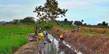 Pasir Dicampur Sirtu, Proyek P3-TGAI Dikerjakan Didalam Genangan Air Oleh P3A Maju Mapan Waung