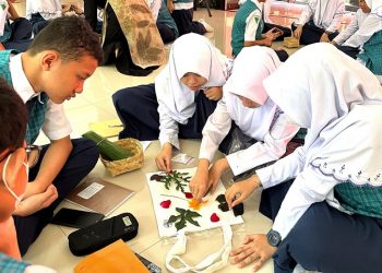 Peringati Hari Ozon, SMP Al Muslim Peduli Bumi Melalui Praktik Pembuatan Eco Print
