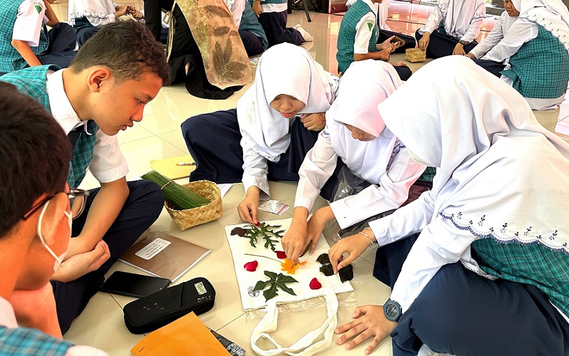 Peringati Hari Ozon, SMP Al Muslim Peduli Bumi Melalui Praktik Pembuatan Eco Print