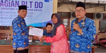 Ringankan Beban Keluarga Kurang Mampu, Pemdes Balongtani Bagikan BLT DD Triwulan Ketiga Tahun 2025