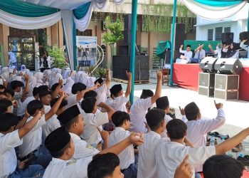 Habib Anis Syahab Ajak Siswa SMK Antartika 2 Sidoarjo Bersholawat